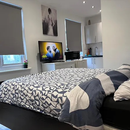 Romford Cosy Studio Flat Havering Exterior photo